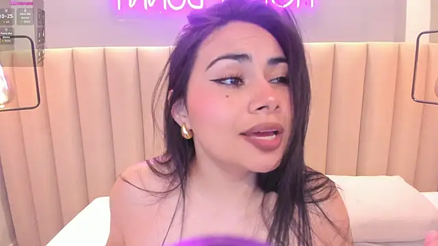 Snapshot of Naomymonroe_ chatting on 09.18.25 Naomymonroe online show from 09.18.25