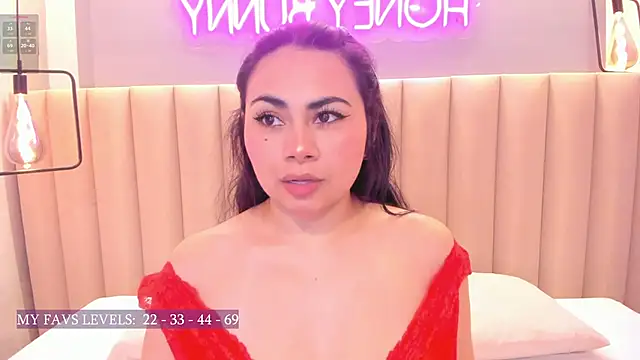 Snapshot of Naomymonroe_ chatting on 10.17.25 Naomymonroe online show from 10.17.25