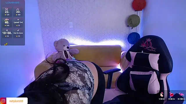 Snapshot of natyk_m chatting on 01.28.25 natyk m online show from 01.28.25