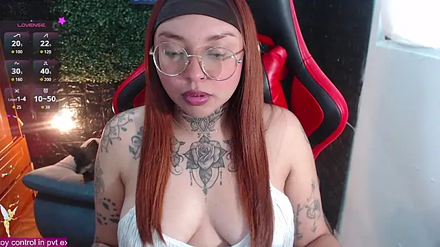 Snapshot of natyk_m chatting on 10.31.25 natyk m online show from 10.31.25