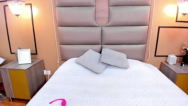 Snapshot of CAYLINCOLLINS chatting on 02.13.25 CAYLINCOLLINS online show from 02.13.25