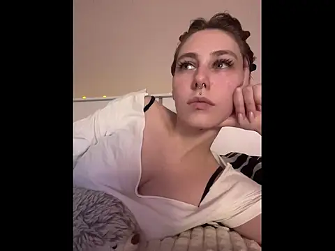 Snapshot of Molli_Luv chatting on 11.10.25 Molli Luv online show from 11.10.25