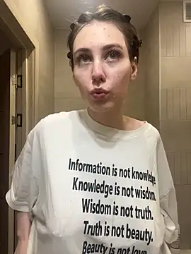 Snapshot of Molli_Luv chatting on 11.20.25 Molli Luv online show from 11.20.25