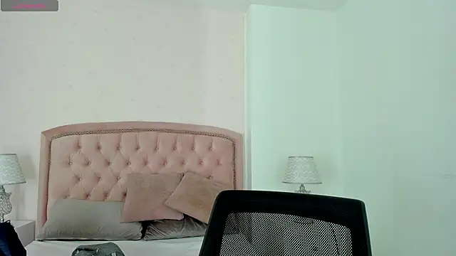 Snapshot of Kendall__Fox chatting on 10.17.25 Kendall Fox online show from 10.17.25