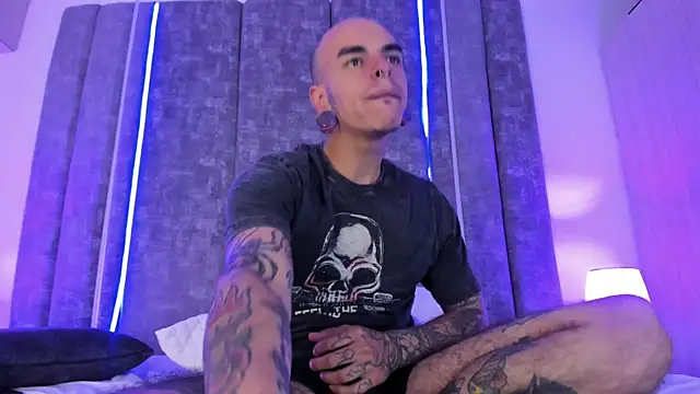 Snapshot of kaletattoo chatting on 01.28.25 kaletattoo online show from 01.28.25