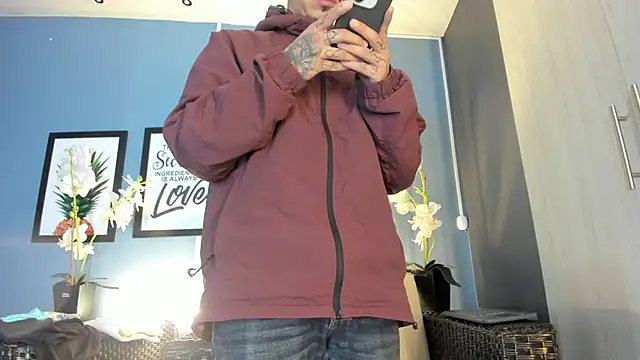 Snapshot of kaletattoo chatting on 10.23.25 kaletattoo online show from 10.23.25