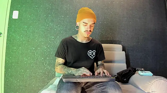 Snapshot of kaletattoo chatting on 11.13.25 kaletattoo online show from 11.13.25