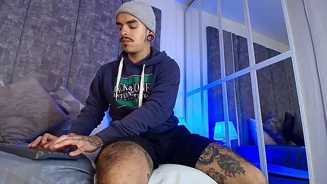 Snapshot of kaletattoo chatting on 05.01.26 kaletattoo online show from 05.01.26