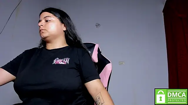 Snapshot of Little_Shaara chatting on 11.28.25 Little Shaara online show from 11.28.25