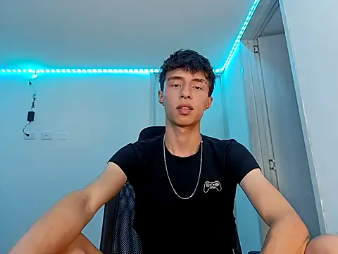 Snapshot of Juanmres chatting on 10.11.25 Juanmres online show from 10.11.25