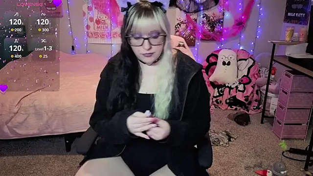 Snapshot of MissLoreleii chatting on 10.29.25 MissLoreleii online show from 10.29.25