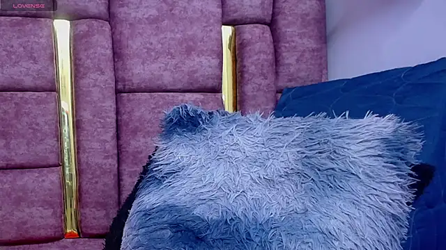 VICTORIAHANK  online show from 04.05.26