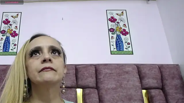 VICTORIAHANK  online show from 04.12.26