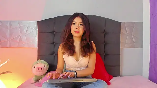 Snapshot of Alice_evans_lov chatting on 02.10.25 Alice evans lov online show from 02.10.25