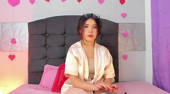 Snapshot of Alice_evans_lov chatting on 02.15.25 Alice evans lov online show from 02.15.25