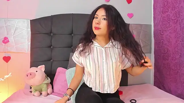 Snapshot of Alice_evans_lov chatting on 02.21.25 Alice evans lov online show from 02.21.25