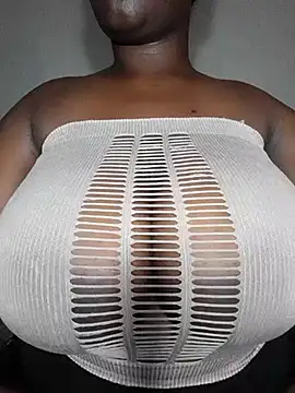 Snapshot of owamiee chatting on 02.13.25 owamiee online show from 02.13.25