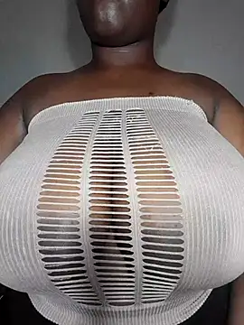 Snapshot of owamiee chatting on 02.13.25 owamiee online show from 02.13.25