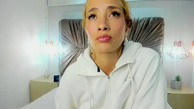 zoe taylorr1 online show from 02.26.25