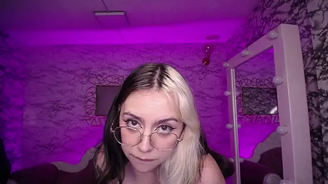 Snapshot of Hela_v chatting on 03.03.25 Hela v online show from 03.03.25