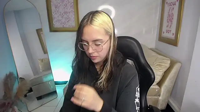 Snapshot of Hela_v chatting on 09.20.25 Hela v online show from 09.20.25