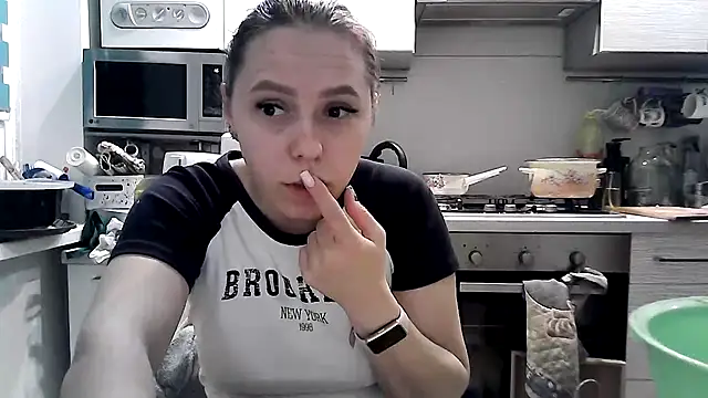 Snapshot of Misssweet_s chatting on 02.04.25 Misssweet s online show from 02.04.25