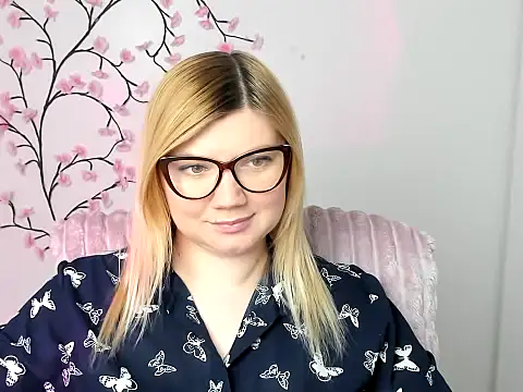 Snapshot of Lola_moree chatting on 02.04.26 Lola moree online show from 02.04.26