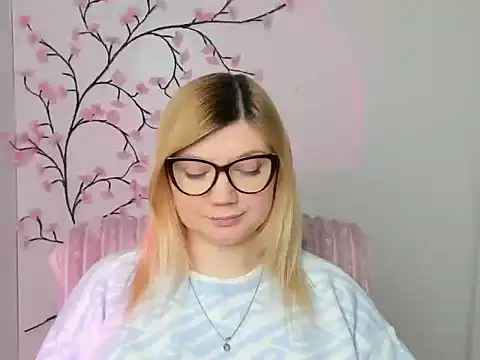 Snapshot of Lola_moree chatting on 02.18.26 Lola moree online show from 02.18.26