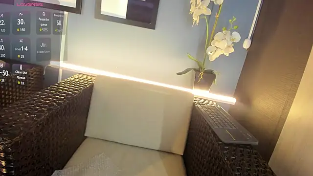 Snapshot of AliDiaz_ chatting on 11.25.25 AliDiaz online show from 11.25.25