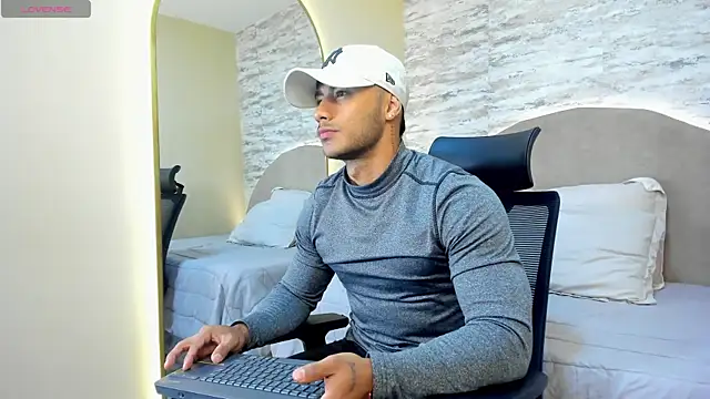 Snapshot of lennox_ray chatting on 02.13.25 lennox ray online show from 02.13.25