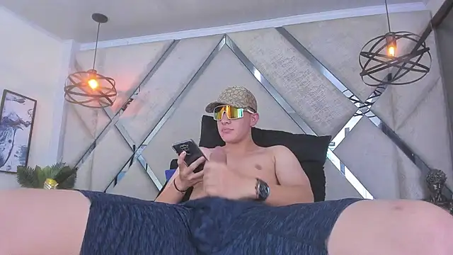 Snapshot of Thomas_May4rs chatting on 02.24.25 Thomas May4rs online show from 02.24.25