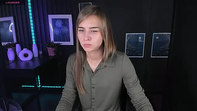 Snapshot of CharmBianca chatting on 02.08.25 CharmBianca online show from 02.08.25