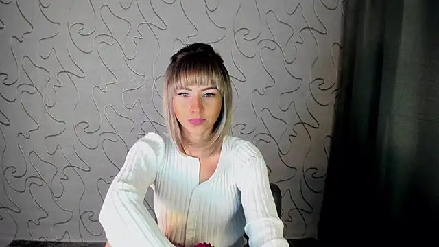 Snapshot of CharmBianca chatting on 09.21.25 CharmBianca online show from 09.21.25