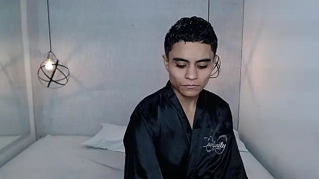 Liiamthompson online show from 03.17.25