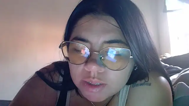 Snapshot of viccky_vick chatting on 04.12.26 viccky vick online show from 04.12.26