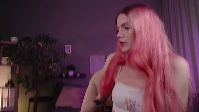 Snapshot of Gretchen_Mol chatting on 11.05.25 Gretchen Mol online show from 11.05.25