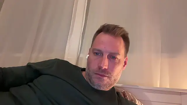 Snapshot of Christian87xxx chatting on 11.21.25 Christian87xxx online show from 11.21.25