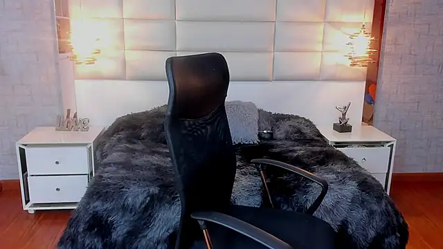 Nohemi louse online show from 12.02.25