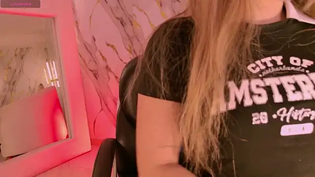 Snapshot of AmaiaHaywood chatting on 11.25.25 AmaiaHaywood online show from 11.25.25