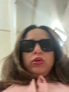 Snapshot of laarti chatting on 04.19.26 laarti online show from 04.19.26