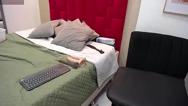 Snapshot of GochitaWild chatting on 02.05.25 GochitaWild online show from 02.05.25