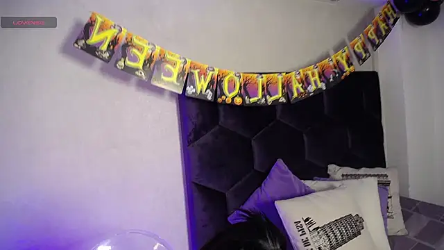 Snapshot of GochitaWild chatting on 10.11.25 GochitaWild online show from 10.11.25