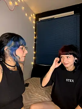 Snapshot of mavimist__ chatting on 10.12.25 mavimist online show from 10.12.25