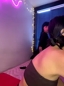 Snapshot of mavimist__ chatting on 11.16.25 mavimist online show from 11.16.25