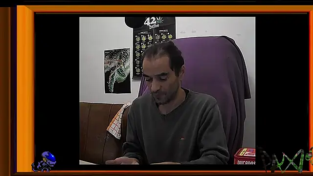 Snapshot of ReyDeBotones chatting on 11.08.25 ReyDeBotones online show from 11.08.25