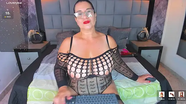 Snapshot of Your_Lady_Milf chatting on 04.25.26 Your Lady Milf online show from 04.25.26