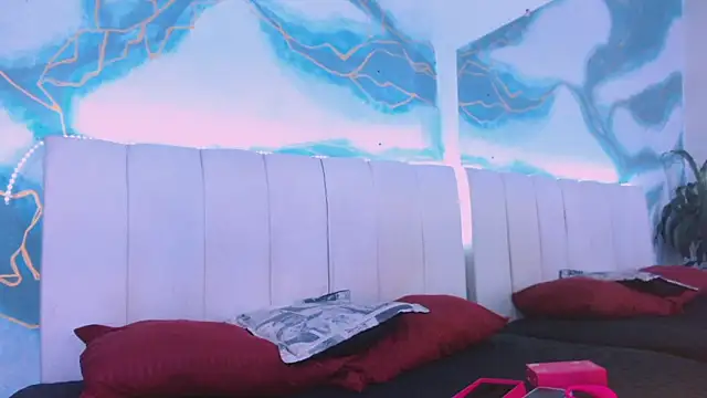 Snapshot of triana_crimson chatting on 09.23.25 triana crimson online show from 09.23.25