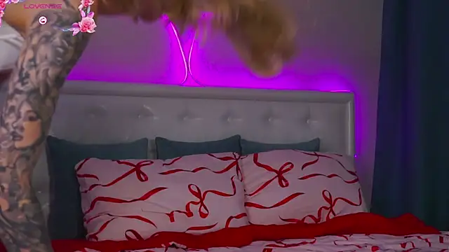 Snapshot of LeaCox_ chatting on 11.20.25 LeaCox online show from 11.20.25