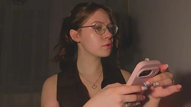 Mia Luw online show from 04.05.26