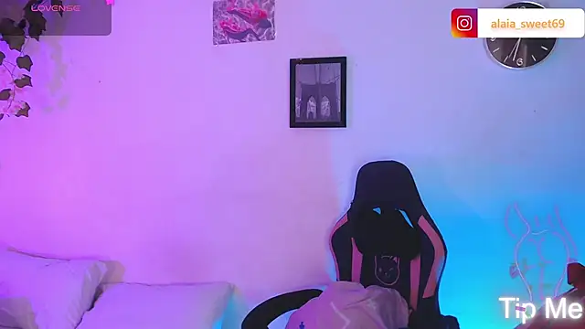 Snapshot of alaia_sweetxxx chatting on 06.11.26 alaia sweetxxx online show from 06.11.26